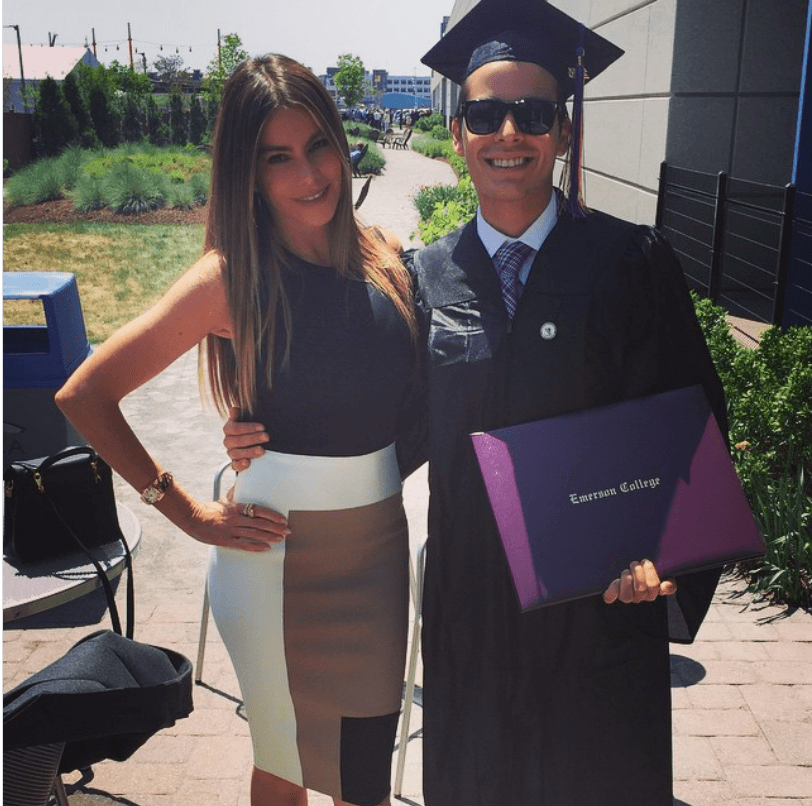 Otra cosa que comparten madre e hijo es el gusto por las artes y las cámaras. En el 2015, Manolo se graduó en Producción Cinematográfica de la Universidad Emerson.