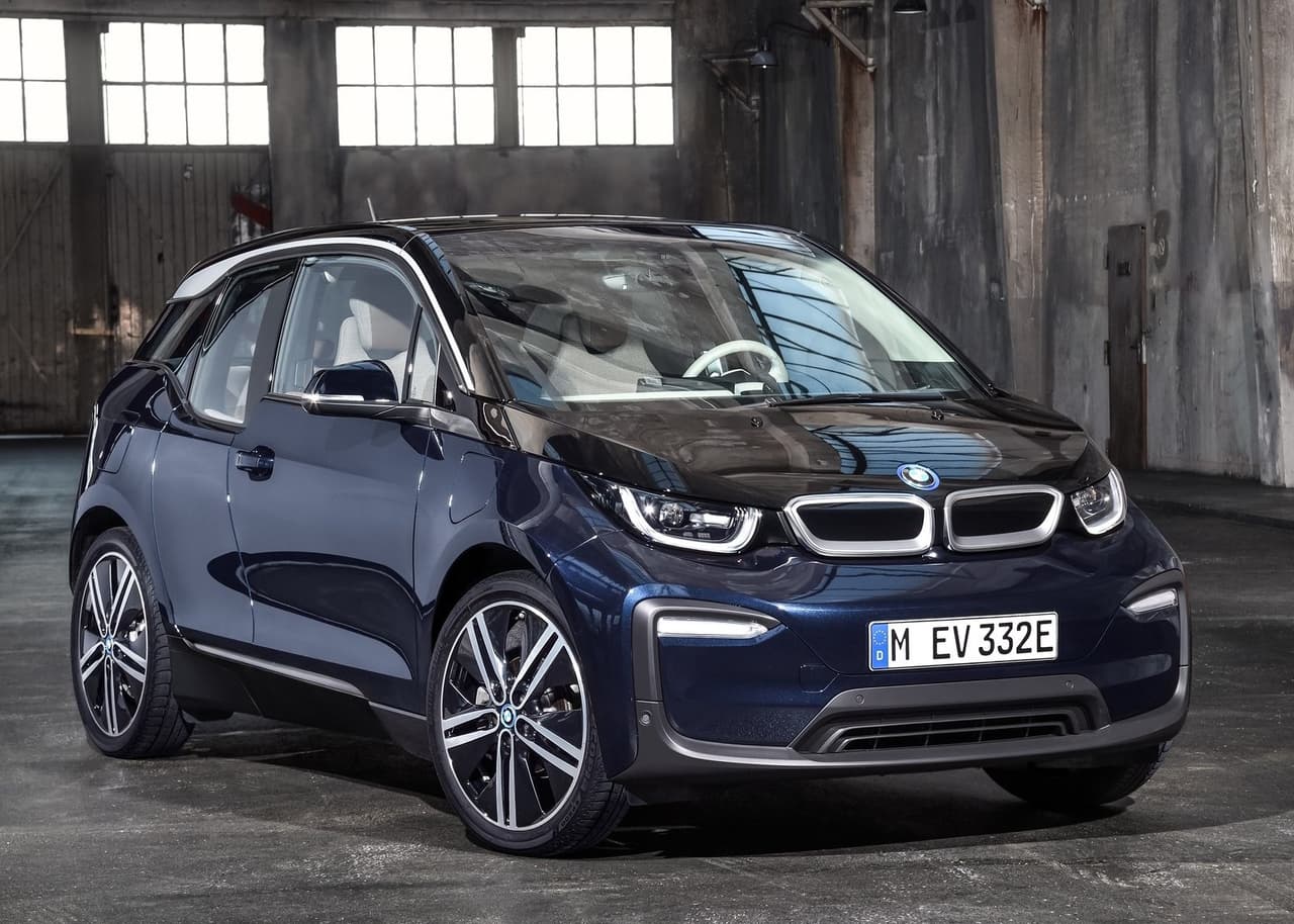 <h3 class="cms-H3-H3"><b>2. BMW i3</b></h3>
<br>
<br>El BMW i3 debutó en el año 2013 como una propuesta futurista de la firma alemana. Casi una década después, este modelo se marcha del mercado estadounidense, pero no sin antes haber sentado las bases para un impulso de mayor proporción en el segmento de los carros eléctricos. 
<br>