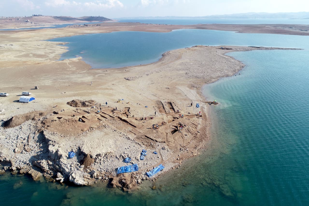 El asentamiento emergió de aguas de la represa de Mosul por la extrema sequía que padece la región. Irak es uno de los países más afectados por el cambio climático. El sur de la nación, particularmente, está viéndose afectado por una persistente sequía. Para evitar que se pierdan las cosechas, se ha recurrido al agua de la presa de Mosul.