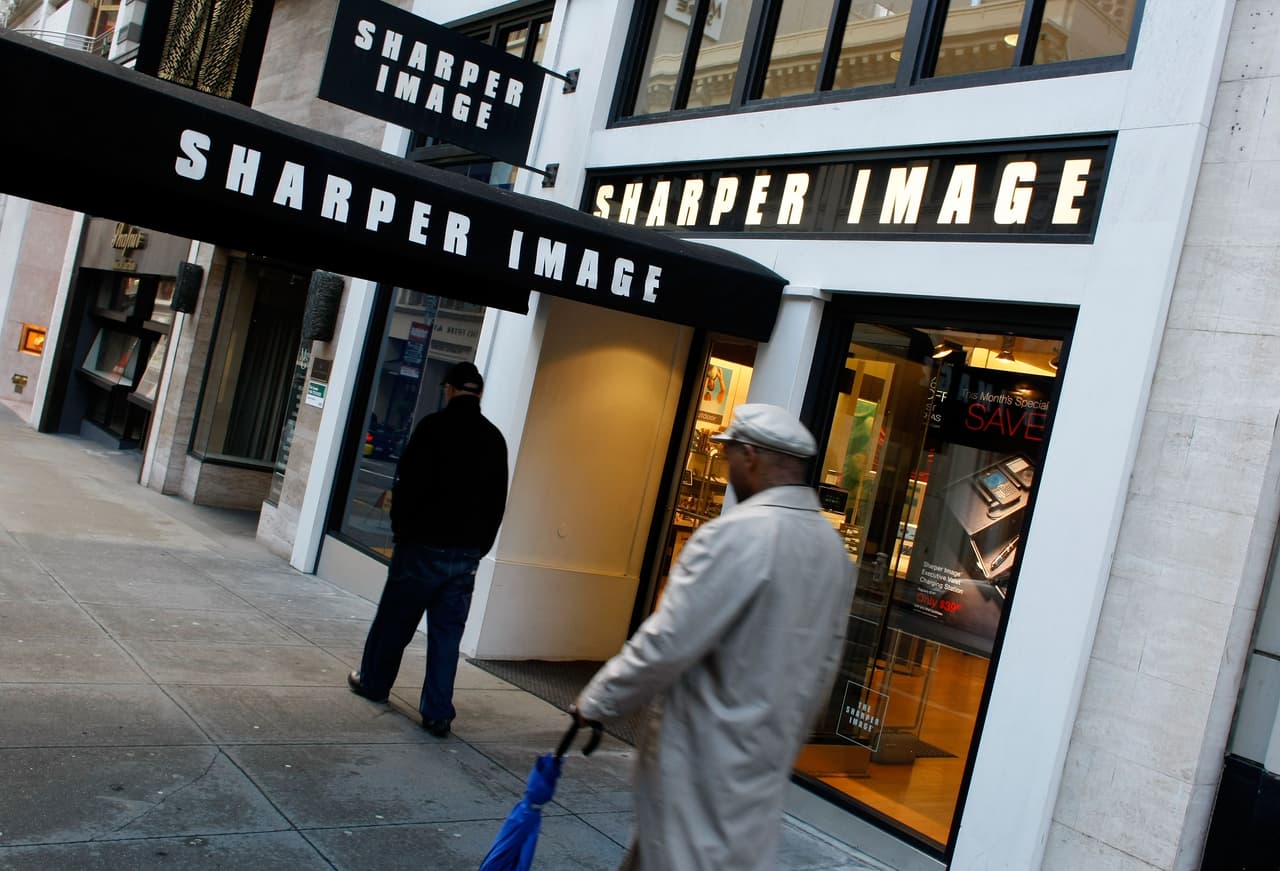 <b>Sharper Image</b> anunció en el 2008 que solicitó protección por bancarrota después de tener pérdidas de más de $135 millones desde principios de 2005. Más adelante cerró varias de sus tiendas y ahora funciona mayormente en línea.