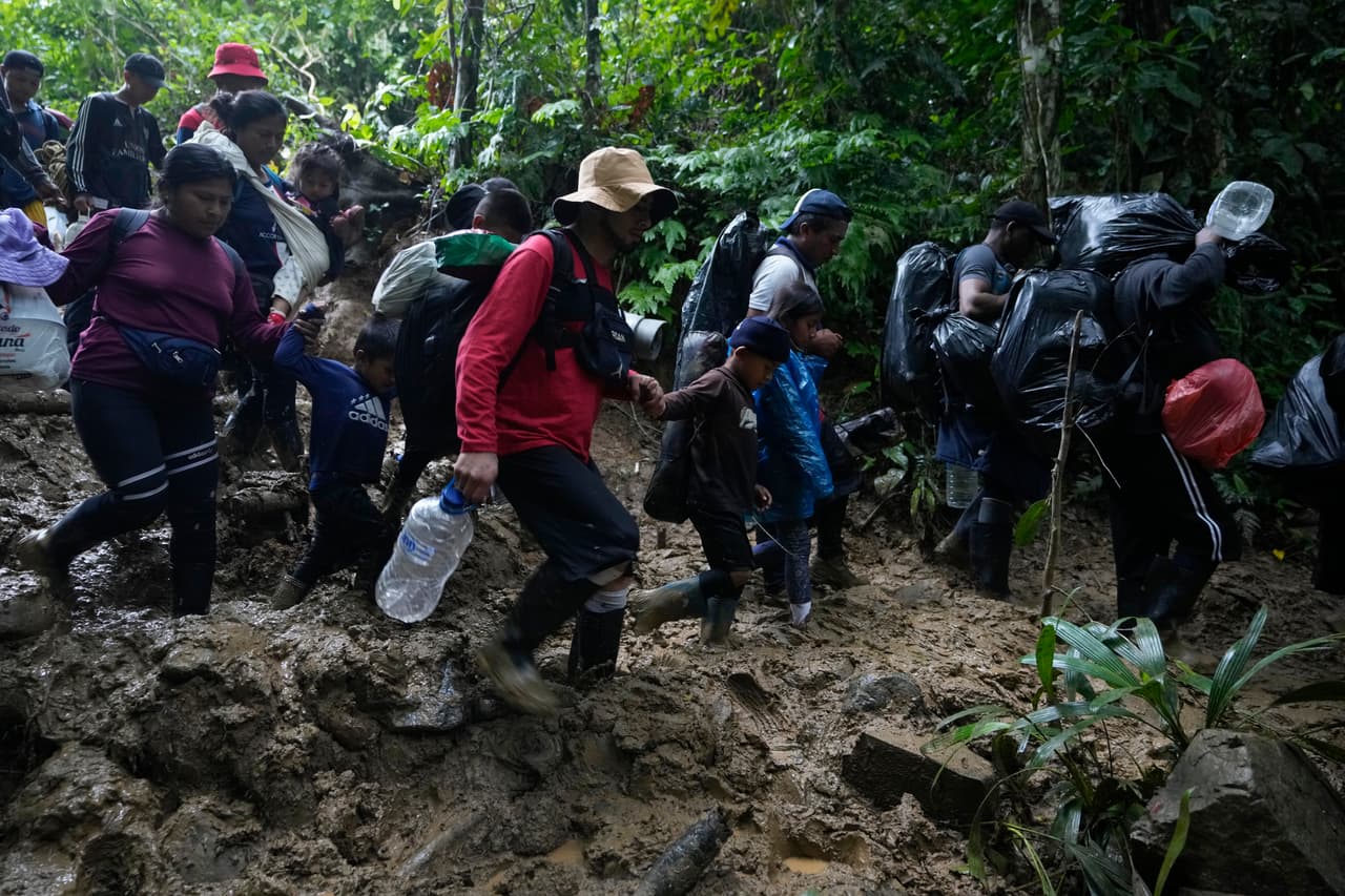 El 12 de octubre de 2022, el gobierno de Joe Biden 
<a href="https://www.univision.com/noticias/inmigracion/estados-unidos-anuncia-nuevo-programa-migratorio-para-venezolanos">anunció un nuevo programa para frenar la migración de venezolanos hacia Estados Unidos.</a> Contempla que recibirán hasta 24,000 ciudadanos de ese país al año bajo algunos parámetros: que no hayan cruzado irregularmente México, Panamá o la frontera de Estados Unidos; estar vacunados contra el covid-19; pasar revisiones de seguridad y tener un patrocinador que pueda recibirlos y mantenerlos. 
<br>
<br>Al tiempo que se conocía el anuncio, decenas de migrantes, entre ellos venezolanos, seguían cruzando la peligrosa selva del Darién, rumbo a Estados Unidos. La foto es del 15 de octubre de 2022, tres días después del anuncio.