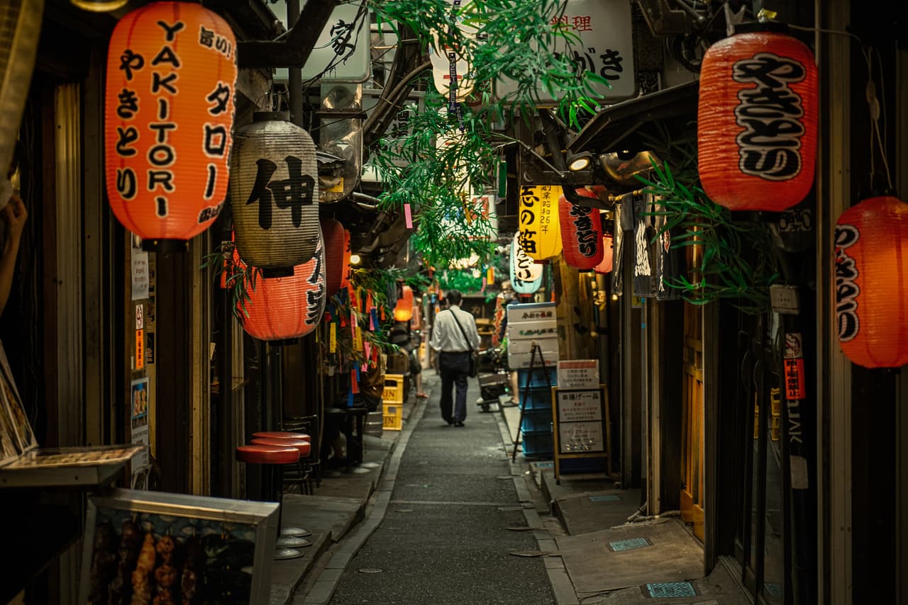 <h2 class="cms-H2-H2">12. Japón</h2>
<br>
<br>🛫 
<b>¿Cuántos estadounidenses se mudaron a este país en 2021? </b>2,983.
<br>
<br>🛫 
<b>¿Cuánto ha incrementado el porcentaje de migrantes estadounidenses a este país entre 2019 y 2021? </b>-53%.
<br>
<br>🛫 
<b>¿Cuántos estadounidenses residen en este país? </b>58,000.
<br>