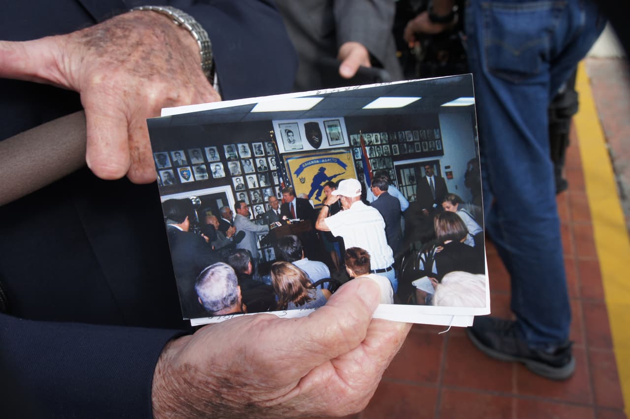 No es la primera vez que Trump visita este museo. En 1999, cuando tanteaba presentarse a la presidencia, ofreció un discurso a los veteranos en el que abogó por políticas duras hacia Cuba y dijo que no haría negocios con la isla hasta que Fidel Castro fuera derrocado. Este martes, Jorge García Rubio, se presentó con una foto que hizo del magnate en aquella ocasión.