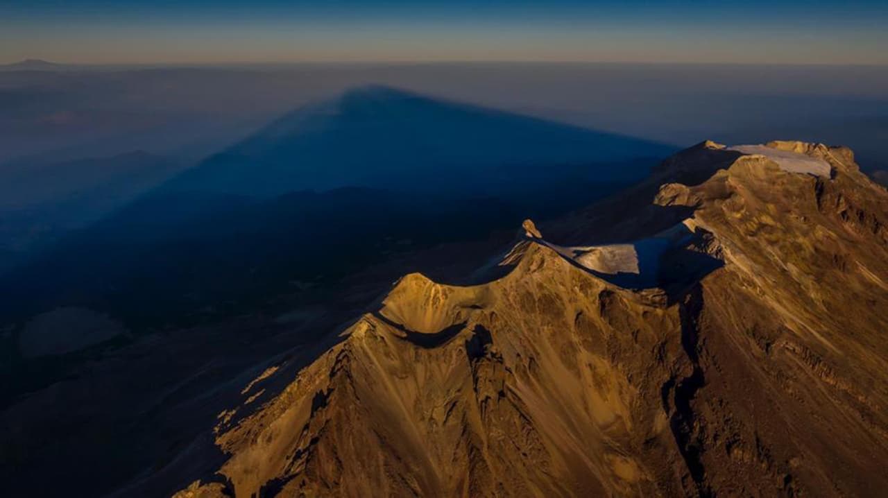 Los especialistas explicaron que los glaciares son masas de hielo que permanecen en las cumbres de las montañas durante por lo menos un año. Su importancia ecológica radica en la 
<b><a href="https://www.univision.com/deportes/temas/agua-potable">generación de agua dulce</a></b> en la Tierra.