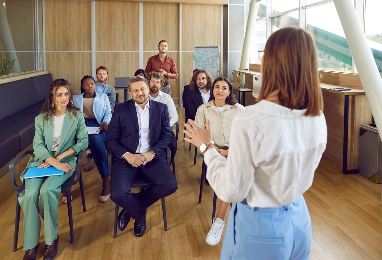 <b>Capacitación para prevenir la violencia en el lugar de trabajo (SB 553):</b> La ley exige que los empleadores desarrollen planes de prevención de la violencia en el lugar de trabajo, capaciten a los trabajadores y gerentes, y realicen un seguimiento de los incidentes para mejorar la seguridad. 
<a href="https://leginfo.legislature.ca.gov/faces/billNavClient.xhtml?bill_id=202320240SB553">Texto original</a>