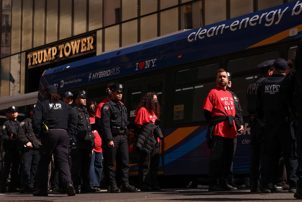 La Casa Blanca no ha emitido comentarios oficiales sobre la protesta en la Torre Trump.