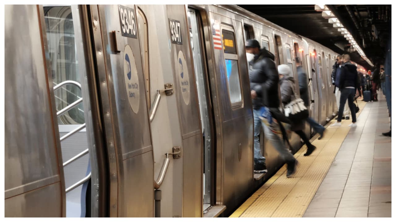 <b>Se le trabó el pie y murió</b>. La familia de la Ópera Metropolitana se vistió de luto cuando uno de sus trabajadores, 
<a href="https://www.univision.com/local/nueva-york-wxtv/muerte-joseph-ancona-arrastrado-tren-nueva-york">Joseph Ancona, murió arrastrado por un tren</a> en Columbus Circle el 25 de octubre. NYPD dijo que, al salir, se le trabó el pie, y fue arrastrado por el subway. La muerte del joven de 20 años ha puesto en la mirilla la seguridad en la plataforma de los trenes, y ha dejado devastada a su familia en Nueva Jersey. 
<br>