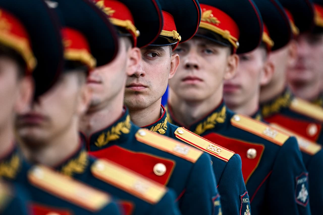 <b>Rusia</b>
<br>
<br>Refugiados aceptados por Estados Unidos desde 2016: 
<b>1,658</b>
<br>
<br>2016: 462 refugiados aceptados.
<br>
<br>2017: 377 refugiados aceptados.
<br>
<br>2018: 437 refugiados aceptados.
<br>
<br>2019: 184 refugiados aceptados.
<br>
<br>2020: 188 refugiados aceptados.
<br>
<br>2021 (hasta el 30 de abril): 10 refugiados aceptados.
<br>
<br>El número de personas que han decidido huir de Rusia ha aumentado constantemente desde 2012, cuando Vladimir Putin fue reinstalado como presidente. La violenta represión de Putin contra la disidencia ha impulsado el éxodo. Según World Data, 
<a href="https://www.worlddata.info/europe/russia/asylum.php"><u>solo en 2020 más de 10,000 rusos solicitaron asilo en otros países</u></a>. Los principales destinos han sido Estados Unidos, Francia y Alemania.