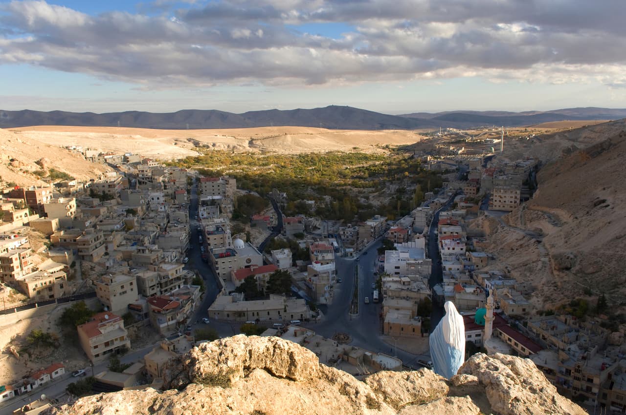 <h3 class="cms-H3-H3">16. Siria</h3>
<br>
<br>🛫 
<b>Factores de riesgo: </b>terrorismo, inestabilidad social, secuestro, conflicto armado y riesgo de detención arbitraria.
<br>
<br>🛫
<b> Advertencia más reciente del Departamento de Estado:</b> 20 de abril de 2022. 
<br>