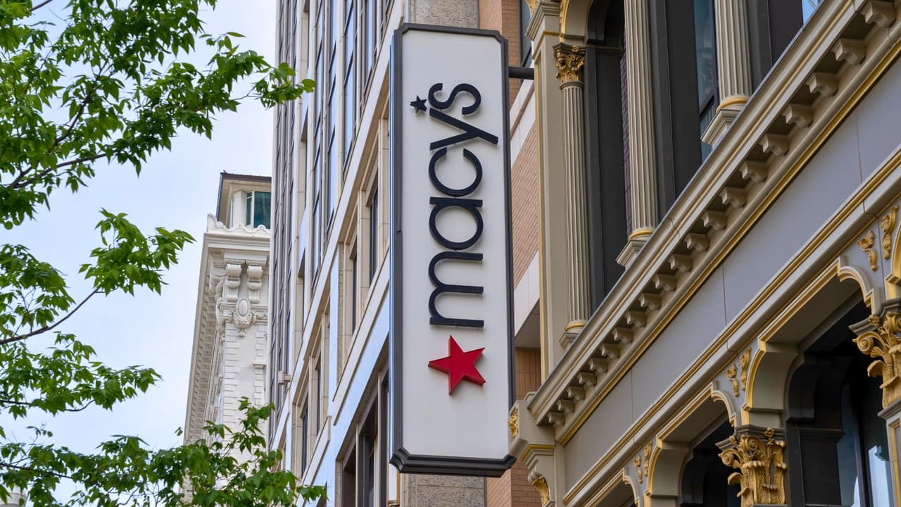 Macy’s reveló en febrero de 2024 su plan para crecer de nuevo 📈, que incluye cerrar 150 tiendas en tres años ⏳ y centrarse en tiendas de lujo 💎.
<br>En Texas, cerrarán seis tiendas en los próximos meses:
<ul>
 <li>Houston: Almeda Mall, 100 Almeda Mall 🏬</li>
 <li>Fairview: 201 Stacy Road 📍</li>
 <li>Plano: Shops at Willow Bend, 6209 W. Park Blvd. 🛒</li>
 <li>Southlake: Southlake Town Square, 321 State St. 🏢</li>
 <li>Fort Worth: West Bend, 1751 River Run #101 🛍️</li>
 <li>Flower Mound: Highlands of Flower Mound, 6101 Long Prairie Road, Suite 500 🌸</li>
</ul>Estas tiendas no son rentables y se cerrarán pronto ❌