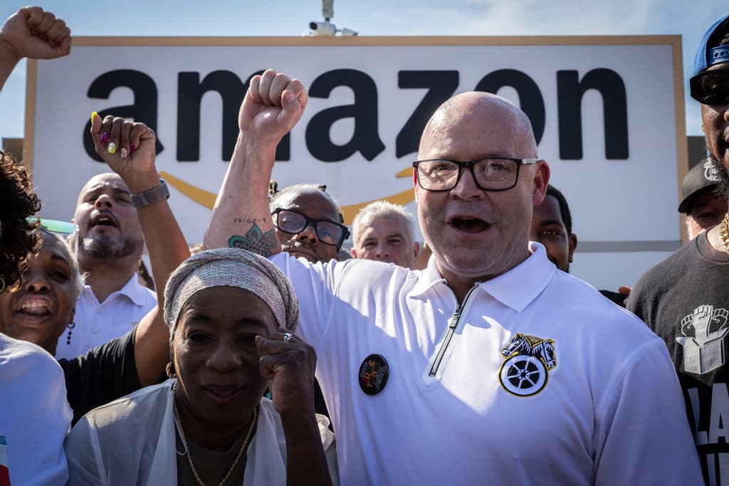 Miles de trabajadores de Amazon van a huelga exigiendo "beneficios básicos"