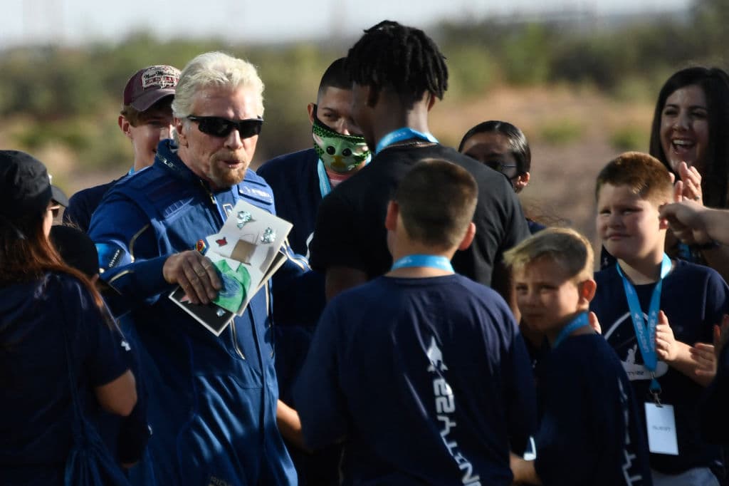 Branson llegó con su nave al límite con el espacio. El vuelo tuvo que retrasarse aproximadamente una hora por el mal tiempo. En la imagen, Branson llega al Spaceport America, cerca deTruth and Consequences, New Mexico, desde donde se realizó el lanzamiento.