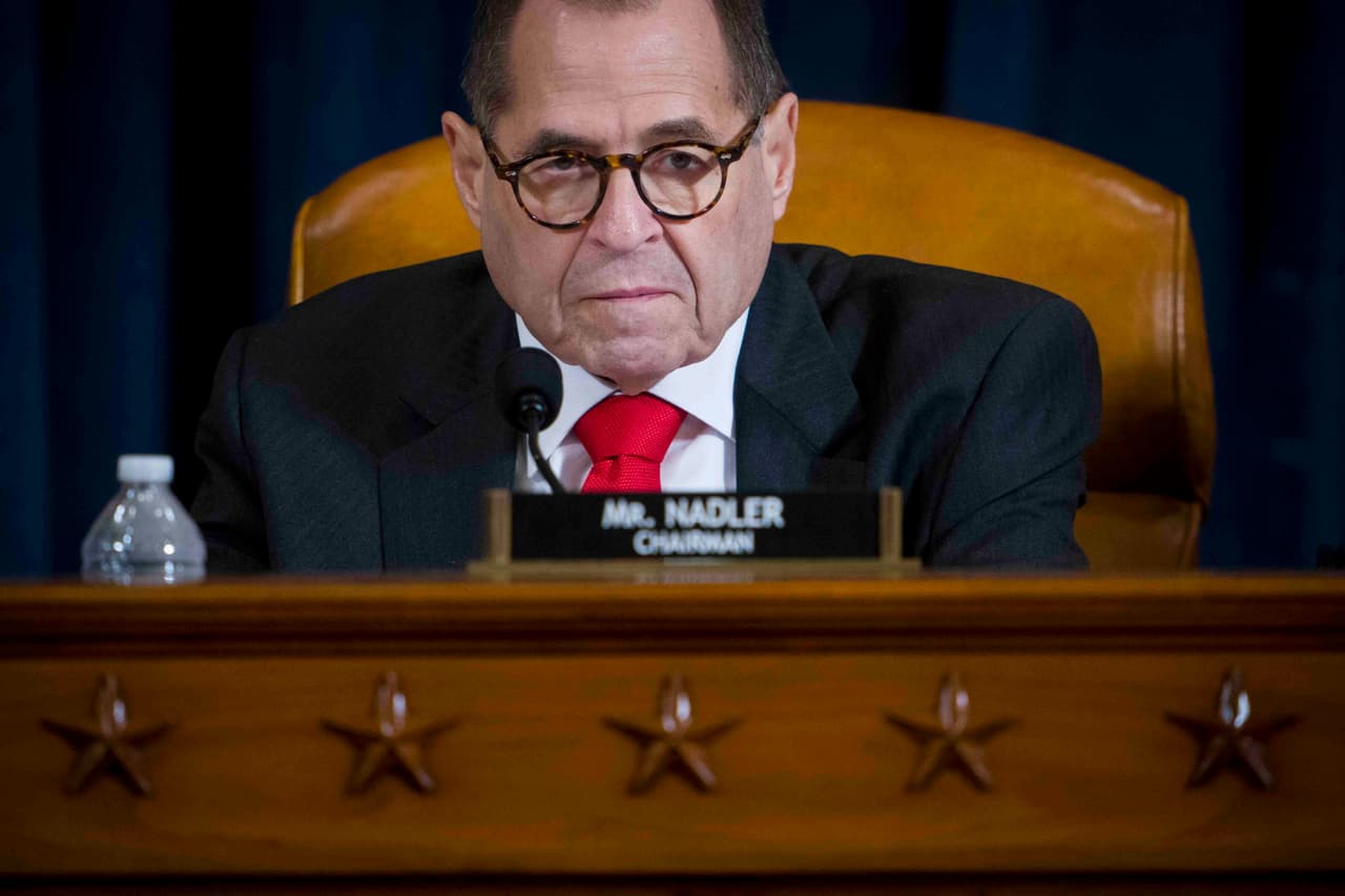 <b>Jerry Nadler, Representante por Nueva York desde 1992</b>. Es presidente del Comité Judicial de la Cámara Baja y está cumpliendo su decimoquinto mandato en el Congreso. Fue el principal demócrata en el Subcomité Judicial de Constitución, Derechos Civiles y Libertades Civiles durante 13 años. Antes de eso, sirvió en la Asamblea del Estado de Nueva York durante 16 años.