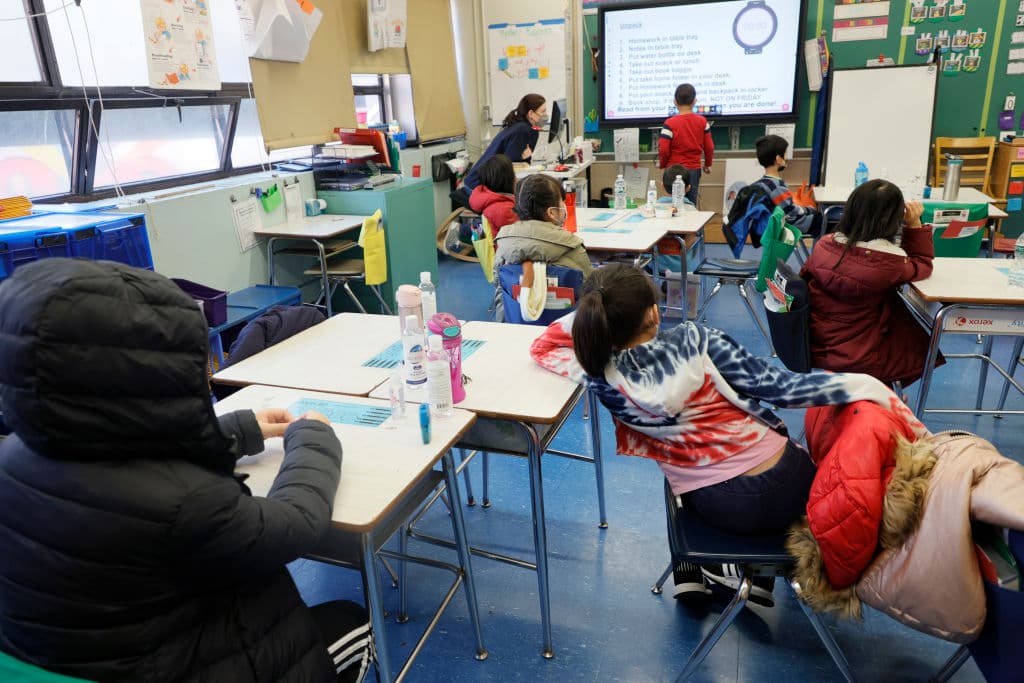Bajos salarios, desgaste, irrespeto: falta de maestros pone en aprietos el inicio del nuevo curso escolar en EEUU
