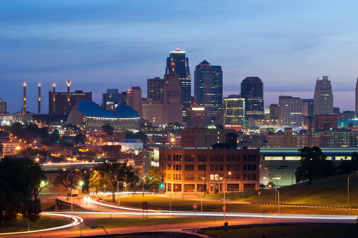 <b>Puesto 37 de las ciudades donde el salario rinde más | Kansas City, Missouri</b>
<br>
<br>🔘 El ingreso promedio anual de un hogar en esa ciudad es de $56,179.
<br>🔘 Los cheques que recibe un hogar quincenalmente ascienden a $2,161.
<br>🔘 El monto de cubrir las necesidades básicas es de $1,013.
<br>🔘 Por ello, sobran $1,148 de cada cheque.