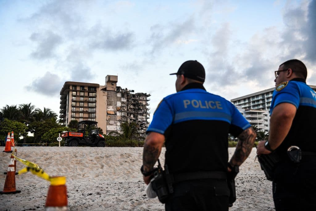 "Se trata de una catástrofe espantosa. En Estados Unidos, los edificios simplemente no se caen", manifestó el alcalde de Surfside, Charles Burkett. El derrumbe sucedió como “si fueran pancakes”, colapsaron un piso encima del otro, lo que está dificultando el acceso para las labores de rescate, indicó el alcalde en conferencia de prensa.