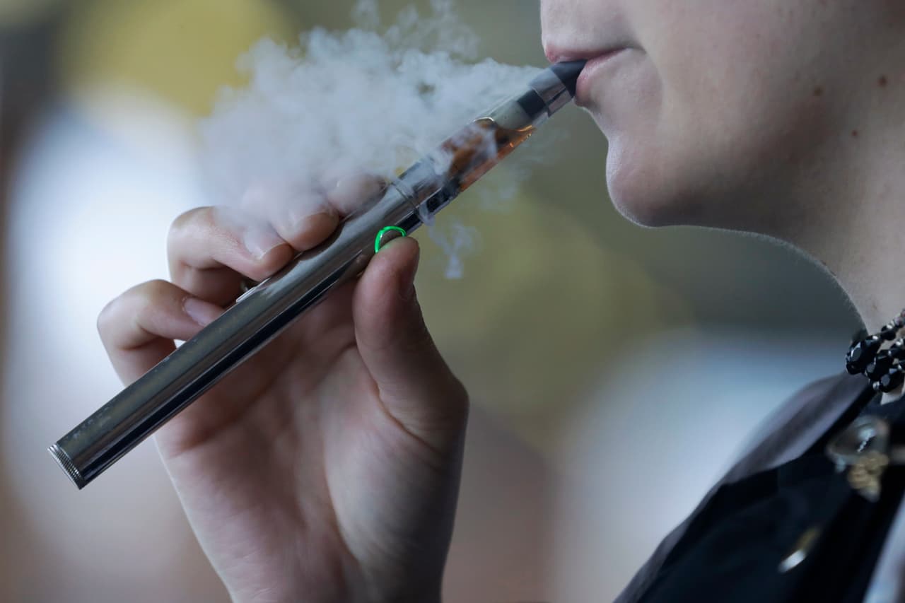 Trump da marcha atrás a una iniciativa para prohibir cigarrillos electrónicos de sabores, según reporte