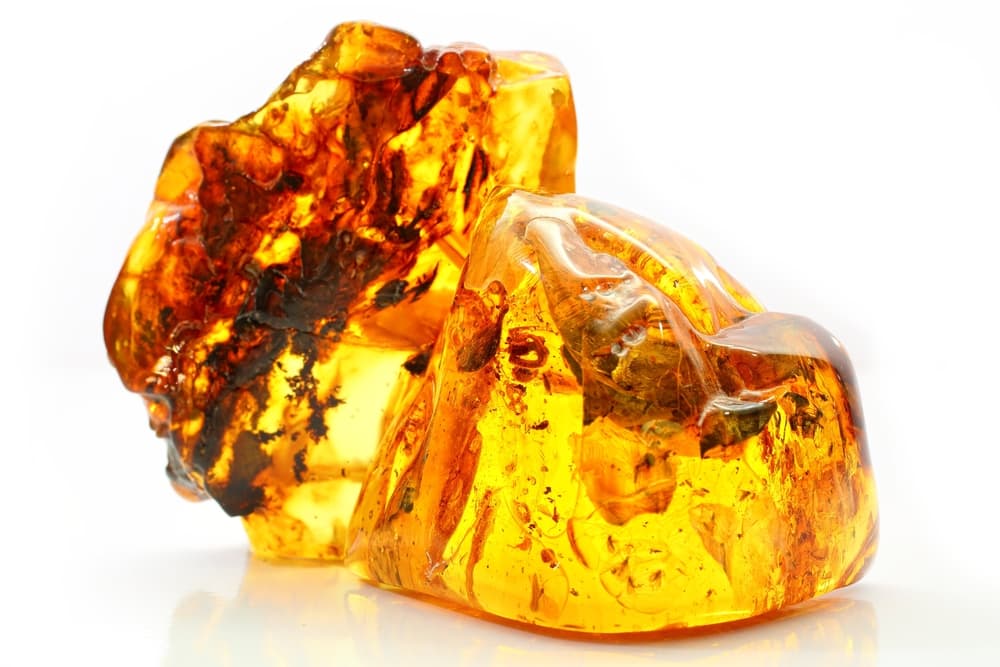 Entre las piedras preciosas que favorecen a un Capricornio quizá la más famosa sea el ámbar, aquella que tantos objetos atrapa y ha conservado a través del tiempo.