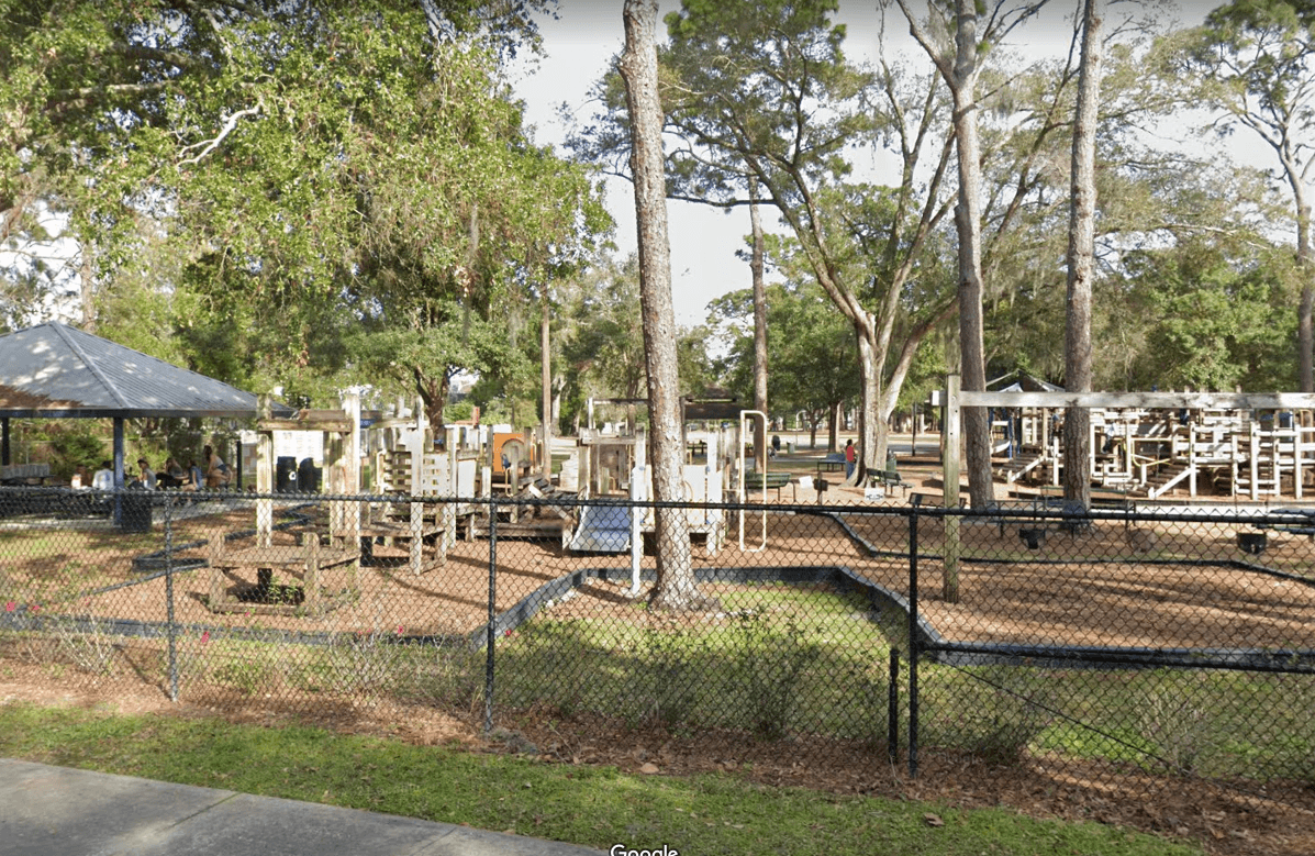 Parque Phelps
<br>Localizado en Winter Park este parque está equipado con juegos para niños, canchas de basquetbol y de tenis que se pueden rentar, mesas de picnic y más.
<br>Phelps Avenue Winter Park, FL
<br>Horario: 8:00 AM a 8:00 PM
