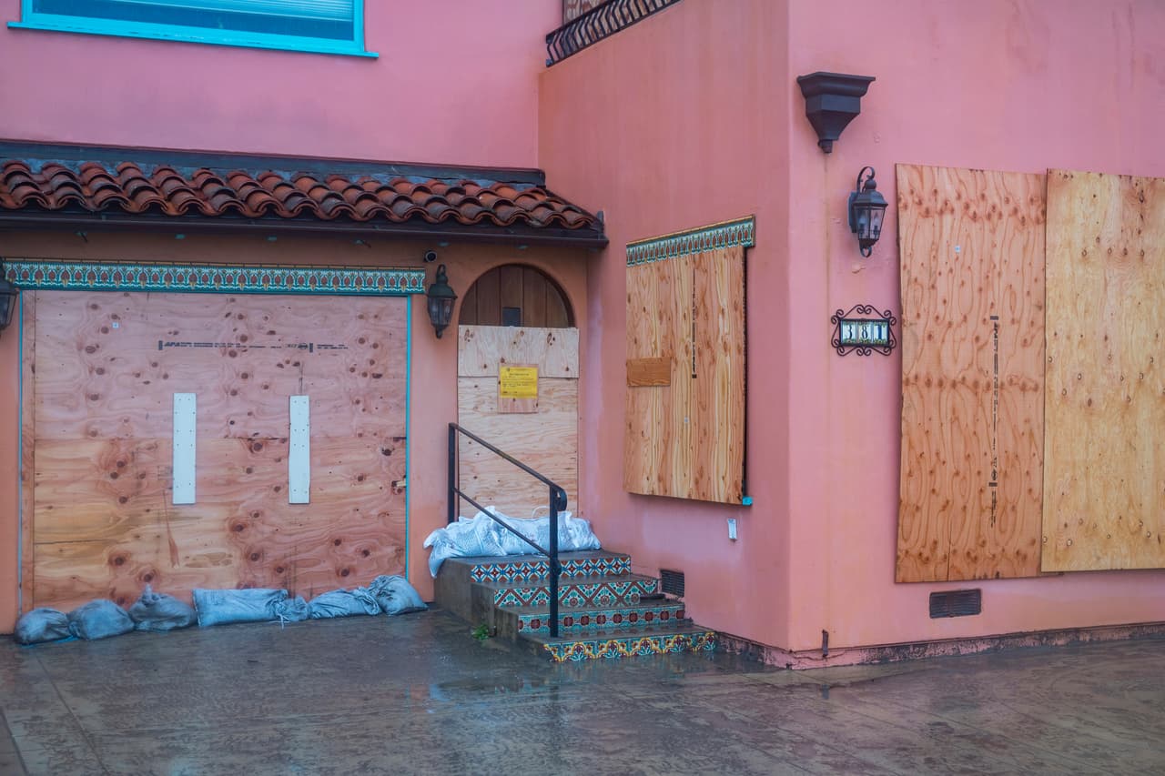 Las intensas lluvias convirtieron a calles y carreteras se transformaron en caudalosos ríos, además del derrumbe de árboles, deslizamientos y accidentes de tránsito. En la imagen, el exterior de una vivienda en Aptos, California.