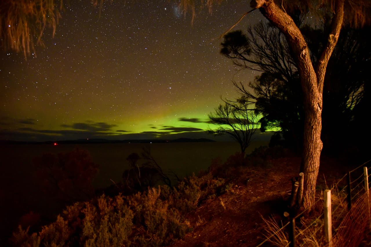 <b>Septiembre. Las luces del sur desde Tasmania</b>. 
<br>
<br>Este fenómeno es similar a las auroras boreales pero del otro lado del planeta. Sin embargo, se diferencia porque allí se disfruta del cielo colorido en un clima más cálido, agradable y para algunos, divertido. 
<br>
<br>Tasmania, al sur de Australia, es el único lugar del mundo donde se puede ver las auroras todo el año, pero de junio a septiembre tendrá más y mejores oportunidades
<br>