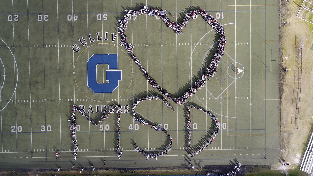 Miami, Florida. Estudiantes de Gulliver, una escuela privada del sur de la ciudad, se agruparon para escribir mensajes con sus cuerpos y conmemorar a los fallecidos en la tragedia de Parkland