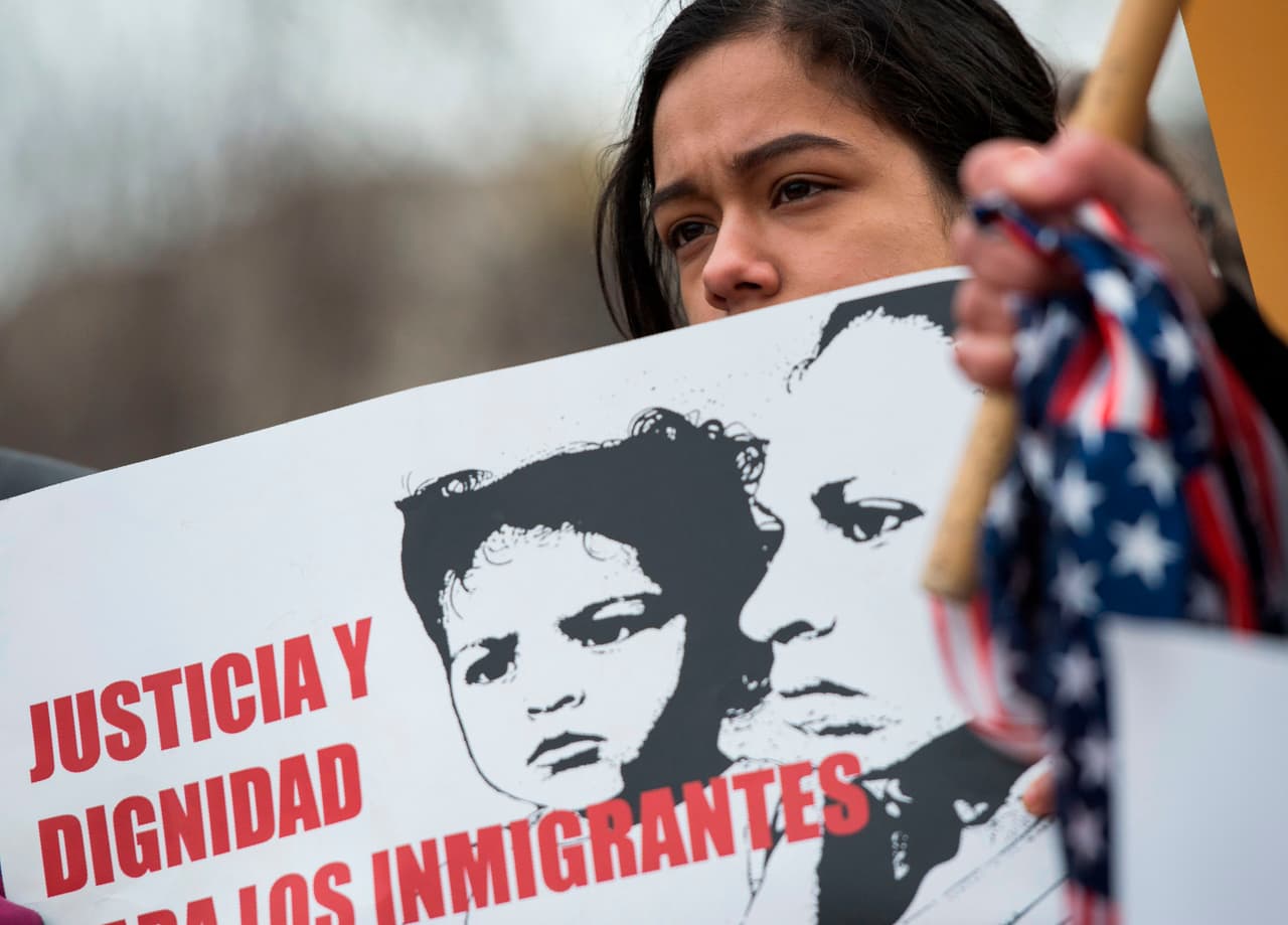 “La cancelación del TPS de El Salvador deja a más de 195,000 inmigrantes al borde de la deportación”, añadió Torres. “Se trata de personas, padres de familia, trabajadores que llevan casi dos décadas en Estados Unidos, han establecido aquí sus hogares legalmente y han luchado por nuestra nación”.
