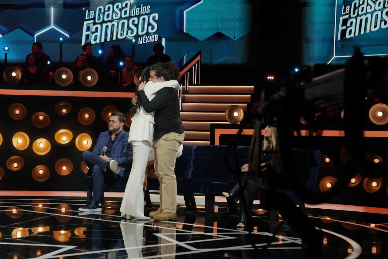 Llegó el momento de la eliminación y fue así que Bárbara llegó al estudio. Su hijo José Ignacio corrió a abrazarla.