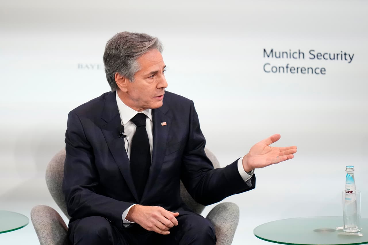 Blinken, en la conferencia de Múnich, advirtió a China de las consecuencias de proporcionar armas a Rusia.