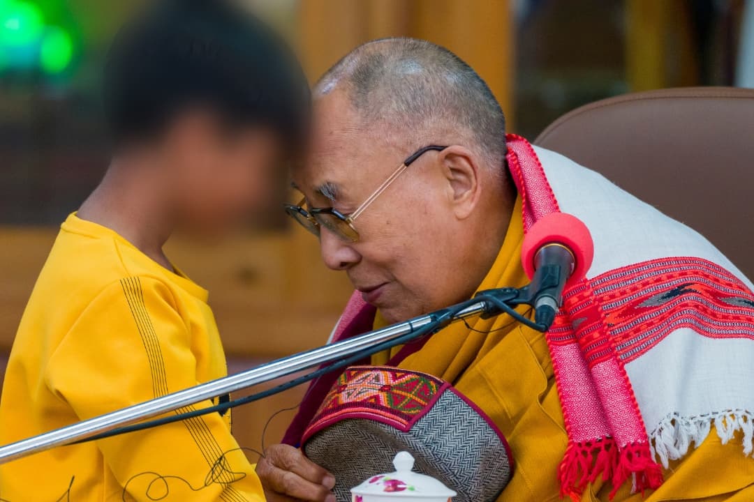 El dalái lama se disculpa tras hacerse viral el video en que besa a un niño en los labios y le pide que le chupe la lengua