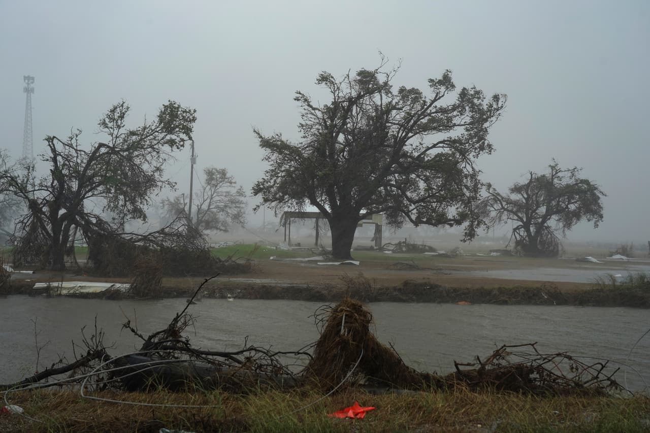 A pesar del rápido debilitamiento, los meteorólogos han advertido que Delta 
<b>estará azotando con marejadas ciclónicas que podrían alcanzar hasta 11 pies (3 metros) y con repentinas <a href="https://www.univision.com/temas/inundaciones">inundaciones</a> </b>que también alcanzarán partes de Texas. 
<br>
<br>Los árboles dañados por Laura reciben el embate de Delta tras tocar tierra en Cameron, Louisiana. 
<br>
<br>