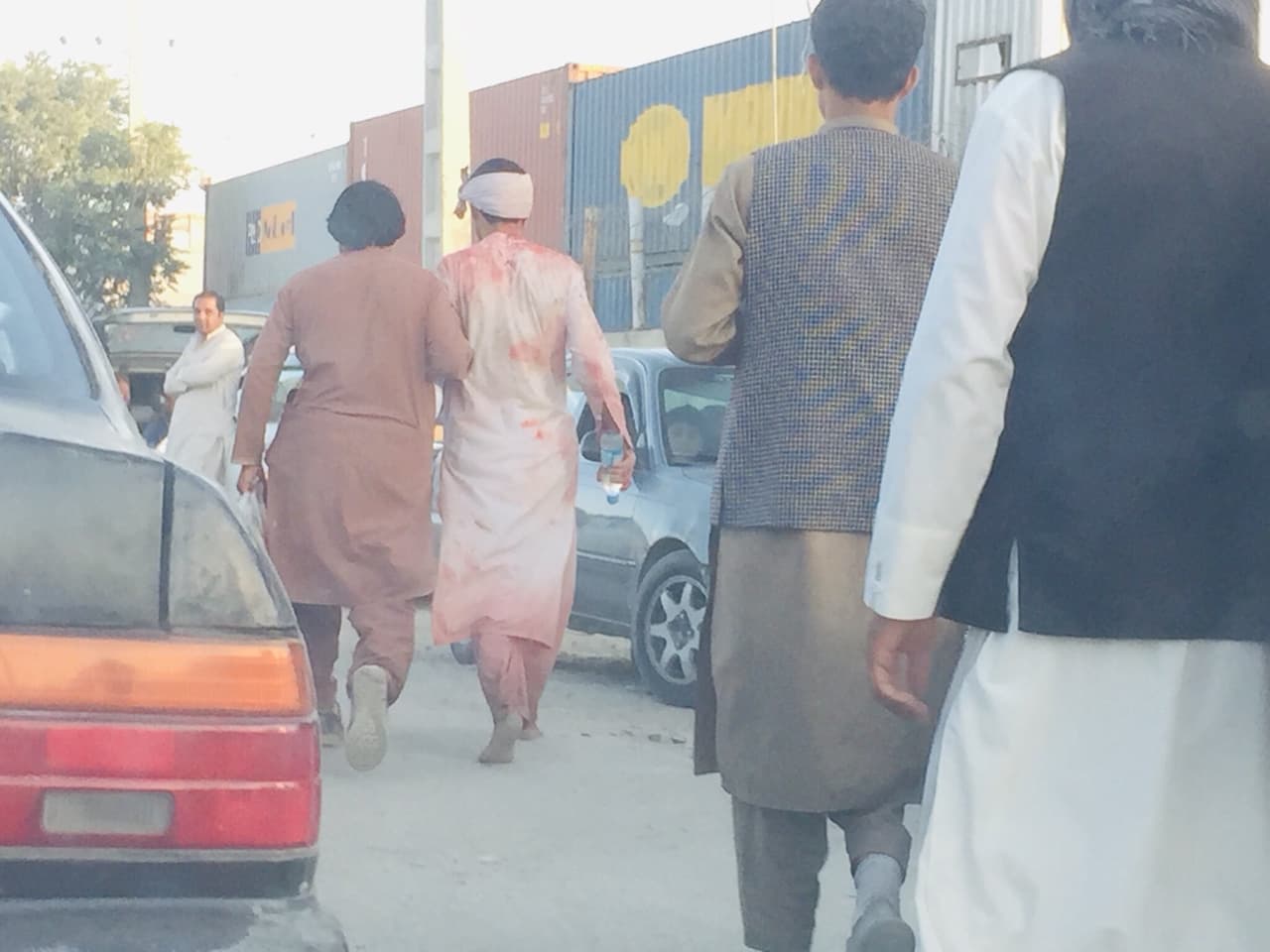 Uno de los heridos en Kabul. "También podemos confirmar al menos otra explosión en el Hotel Baron o cerca de él, a poca distancia de la puerta Abbey ", dijo Kirbi. En la fotografía el aeropuerto de Kabul después de una de las explosiones.