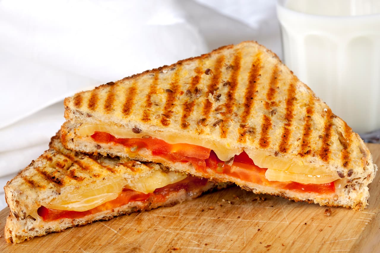 <b>Sándwich de tomate con queso: </b>esta combinación es otra clásica, un sándwich que puedes preparar con quesos como el emmental y el gouda y rebanadas de tomate.