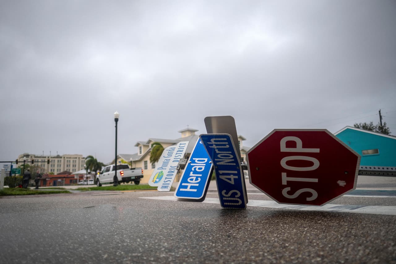 Letreros derribados por la fuerza de los vientos en Punta Gorda, Florida. El paso de Ian producirá en el centro y noreste de Florida hasta 45 centímetros de acumulaciones de agua por las lluvias, además e tornados en lo que queda de jornada, según los pronósticos del NHC.
<br>