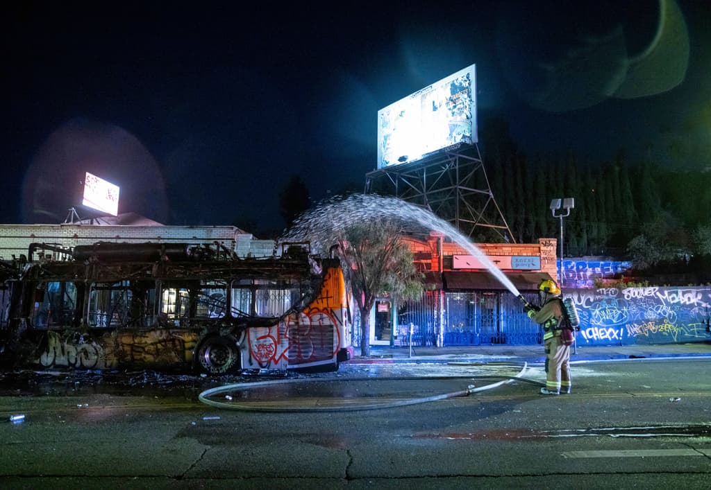 A las 12:50 de la mañana del jueves, 
<b>un conductor y cinco pasajeros</b> tuvieron que abandonar este 
<b>autobús de Metro</b>, al que vándalos prendieron fuego 
<b>cerca de la intersección de la avenida Echo Park y Sunset Boulevard, en Los Ángeles</b>. El incidente se sumó a otros reportados durante 
<b><a href="https://www.univision.com/local/los-angeles-kmex/aficionados-celebran-titulo-angeles-dodgers-serie-mundial-fotos?4821" target="_blank">la celebración del campeonato de los Dodgers frente a los Yankees de Nueva York</a></b>, en el Béisbol de Grandes Ligas (MLB).