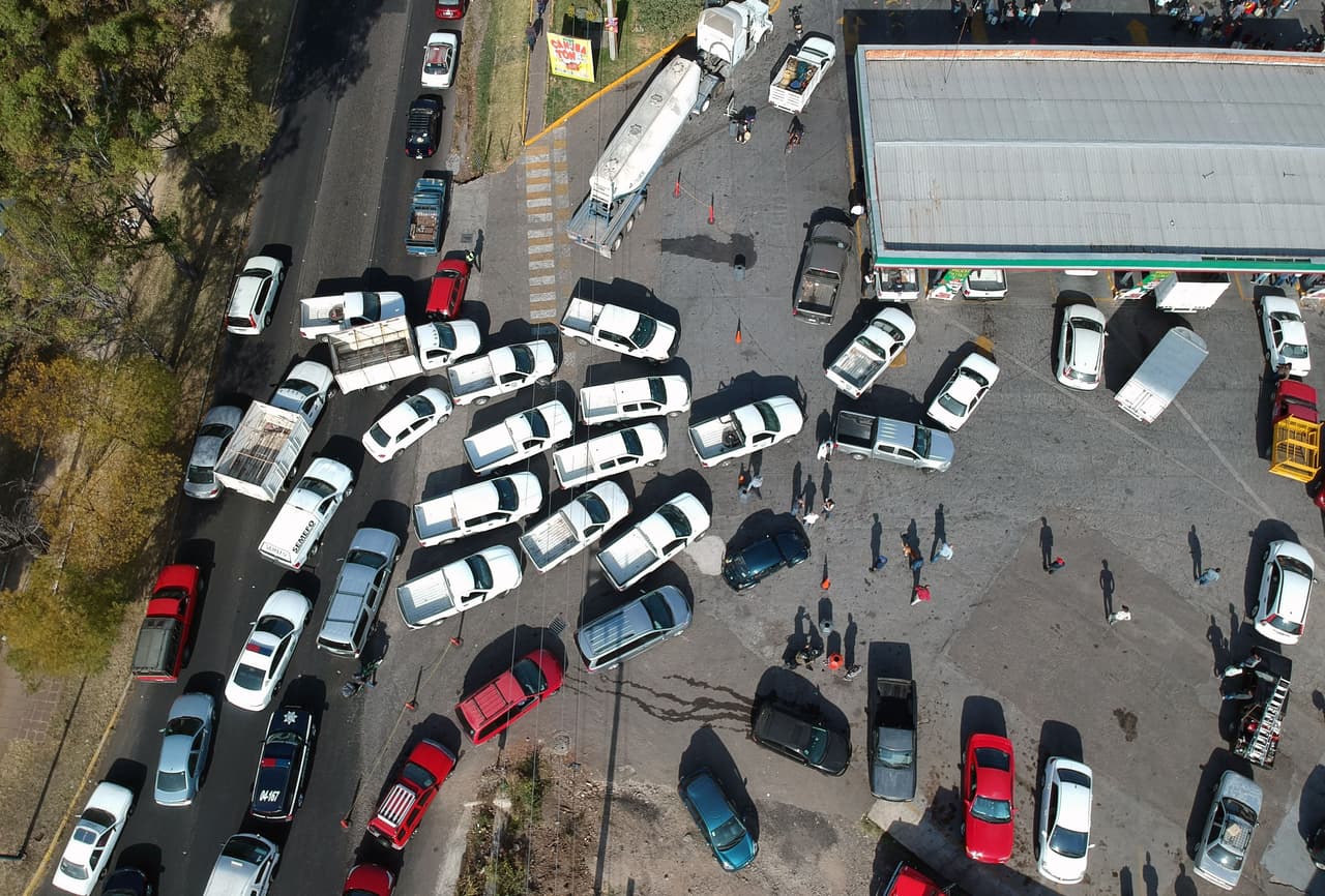 Con este plan se cambió el modelo de suministro de Pemex a las estaciones de servicios debido a que los oleoductos por los que habitualmente se traslada la gasolina son el acceso más sencillo para los ladrones de combustibles, conocido popularmente como 
<b>los 'huachicoleros'.</b>