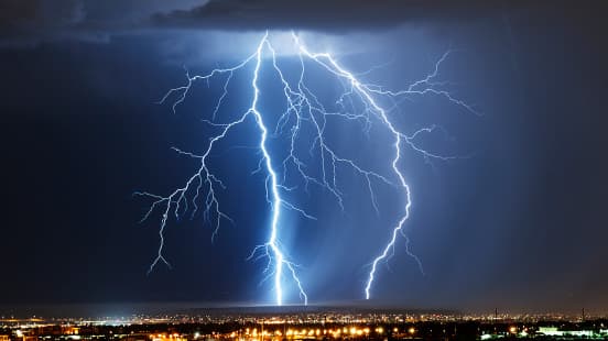 <b>Mantén tu mascota identificada</b> 
<br>
<a href="https://www.univision.com/local/austin-kakw/maneras-de-proteger-tu-hogar-contra-las-tormentas-electricas-fotos">Las tormentas pueden destruir las cerca </a>permitiendo que las mascotas asustadas huyan. Asegúrate de que su mascota tenga algún tipo de identificación (collar, microchip) que permita que las personas te contacten.