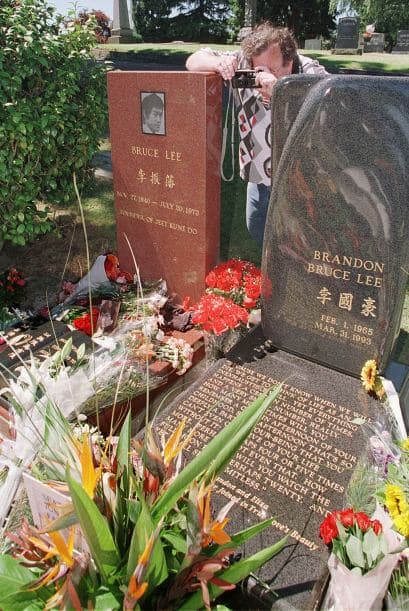 Las tumbas de padre e hijo descansan junto a la otra, en un cementerio de Seattle muy concurrido por la gente.