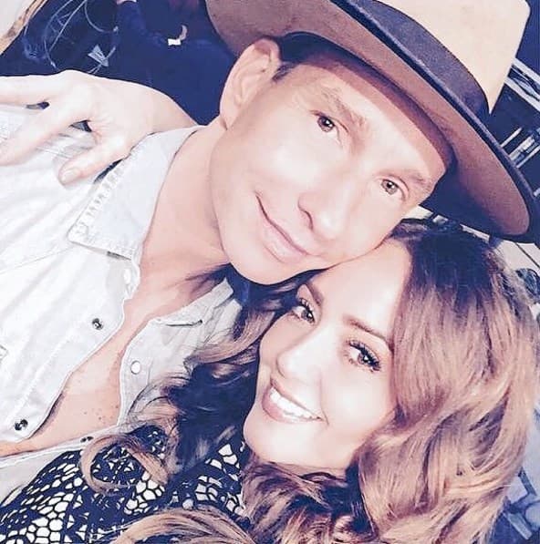 Al poco tiempo comenzaron una relación y a los tres meses, el cantante le pidió matrimonio justo en la celebración por las 100 representaciones de 'Rent', obra en la que Rubín participaba y a la que 
<b><a href="https://www.univision.com/radio/radio-nacional/en-fotos-andrea-legarreta-sorprende-y-muestra-su-lado-mas-sexy-desde-la-cama-fotos">Legarreta</a></b> asistió como invitada.