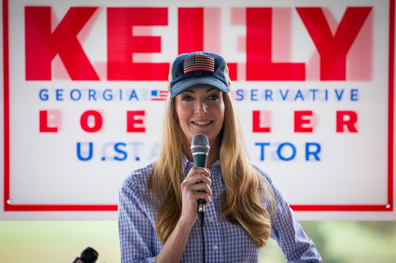 La senadora republicana Kelly Loeffler fue nombrada por el gobernador y las encuestas la muestran en una reñida contienda con el demócrata Ralph Wardock.