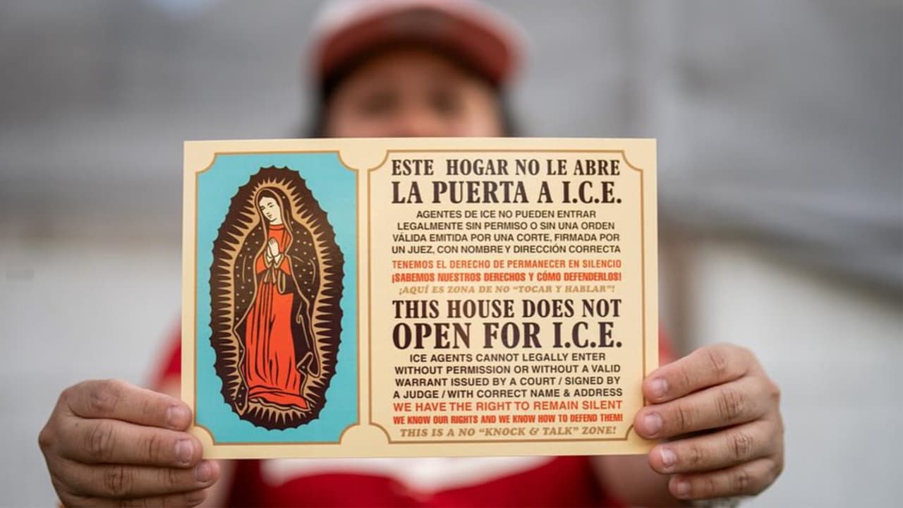 “Este hogar no le abre la puerta a ICE”: Hispano se inspira en imágenes religiosas para que inmigrantes conozcan sus derechos