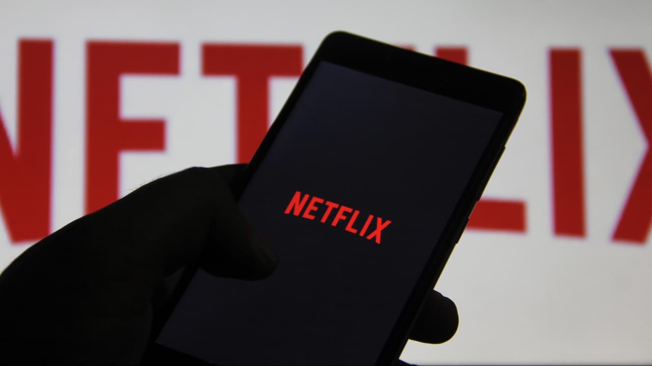<b>Transmisión en línea. </b>El surgimiento de los sistemas de streaming en línea coincidió con la masificación de la señal de Internet de banda ancha y los centros de data en la nube, que almacenan contenido y dirigen el tráfico en la web. Aunque la transmisión en vivo por Internet existe desde la década de 1990, no fue hasta mediados de la década de 2000 que se pudo distribuir contenido en alta definición a grandes audiencias. Esta tecnología, liderada por Netflix, Amazon Video, Disney Plus y Youtube TV, entre otras, representa una amenaza para los modelos existentes de entretenimiento.