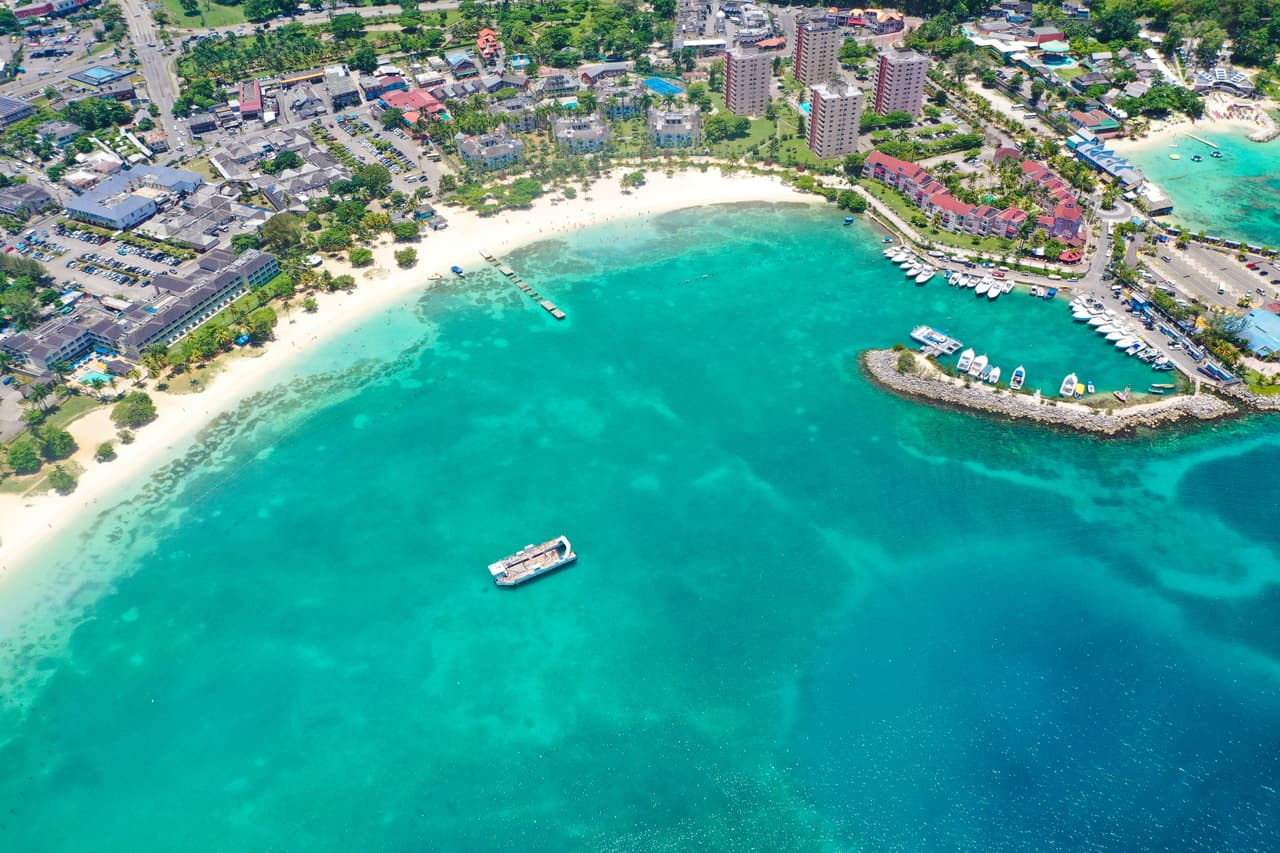 <b>Jamaica.</b> Reabrió sus viajes internacionales el 15 de junio, requiriendo que los pasajeros que llegan se sometan a un control de temperatura y que algunos se sometan a una prueba de covid-19 a su llegada. La isla caribeña creó el requisito de que cada hotel designe al menos a un empleado como ‘persona de seguridad covid-19’, para llevar a cabo verificaciones puntuales.
