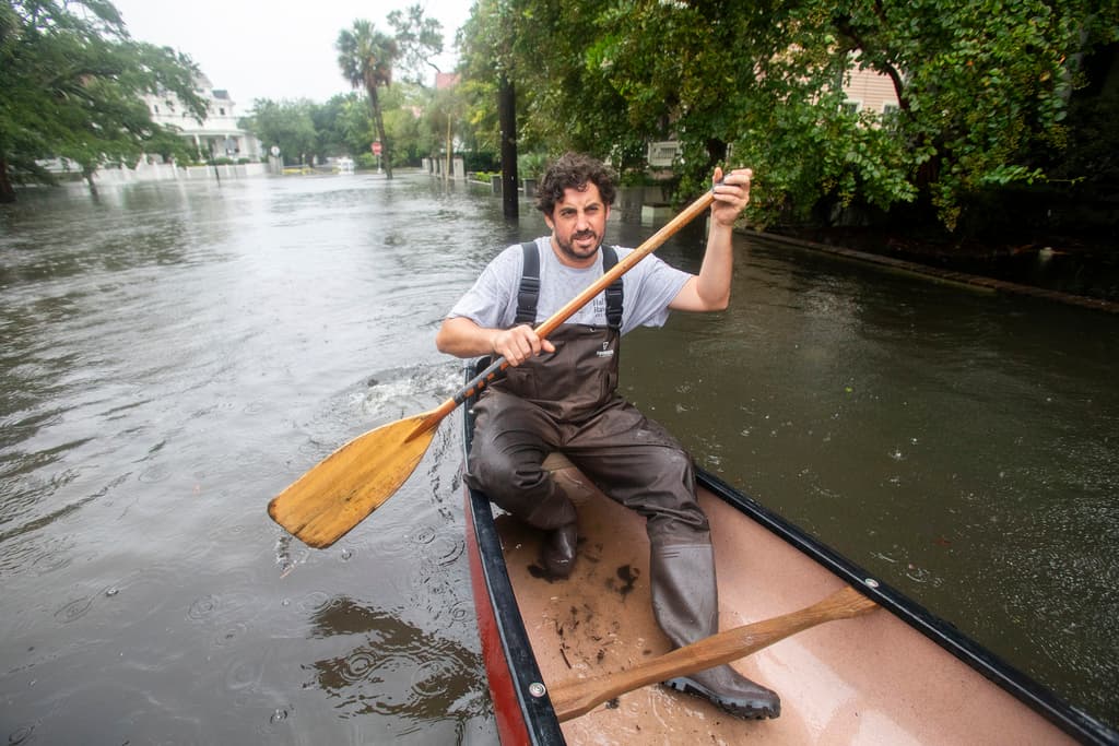Temprano este martes, 
<b>Trip Hamilton</b> salió en canoa por la inundada avenida Ashley en Charleston, Carolina del Sur. 
<b><a href="https://www.univision.com/local/atlanta-wuvg/georgia-tormenta-debby-martes-6-agosto" target="_blank">La tormenta tropical Debby</a></b> apenas comienza a acercarse al estado y ya hay 
<b>vecindarios incomunicados</b> por las 
<b>inundaciones</b>.