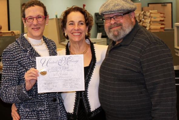 Sarah Goodfriend y Suzanne Bryant se convirtieron este jueves en la primera pareja homosexual en contraer matrimonio en Texas.