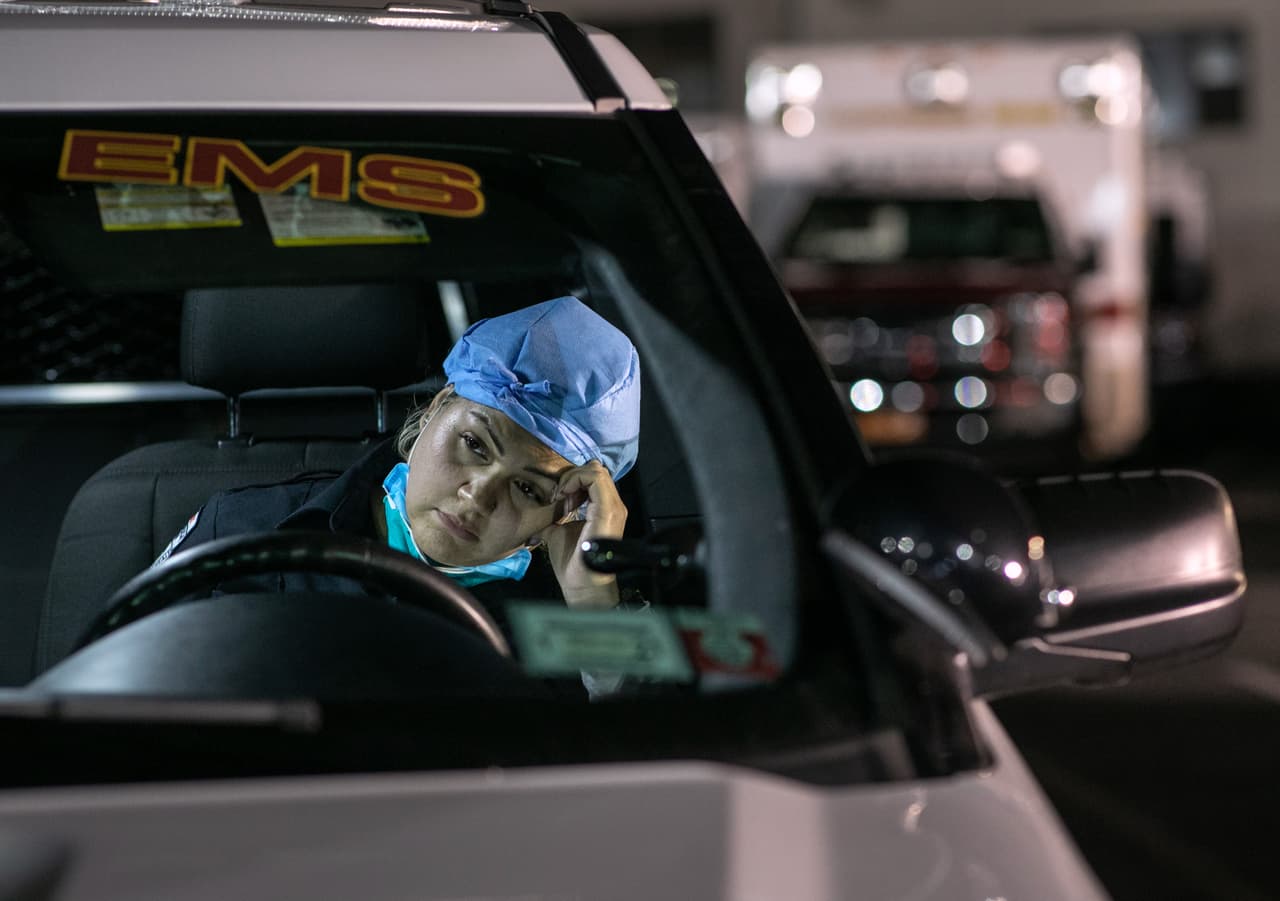 La paramédica Patricia Rodríguez completa informes en una computadora portátil en su auto luego de un turno de 12 horas de trabajo en Yonkers, una ciudad que se encuentra a unas 12 millas de Manhattan.