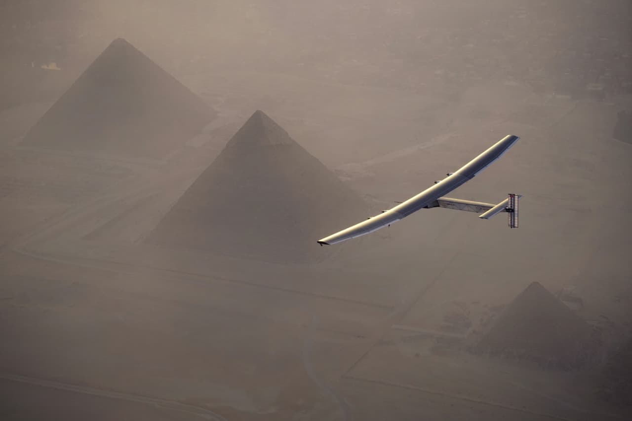 <b>La vuelta ecológica .</b> El Solar Impulse 2, avión que funciona únicamente con energía solar y que dio la vuelta al mundo, sobrevuela las pirámides de Egipto antes de aterrizar en El Cairo el 13 de julio de 2016.