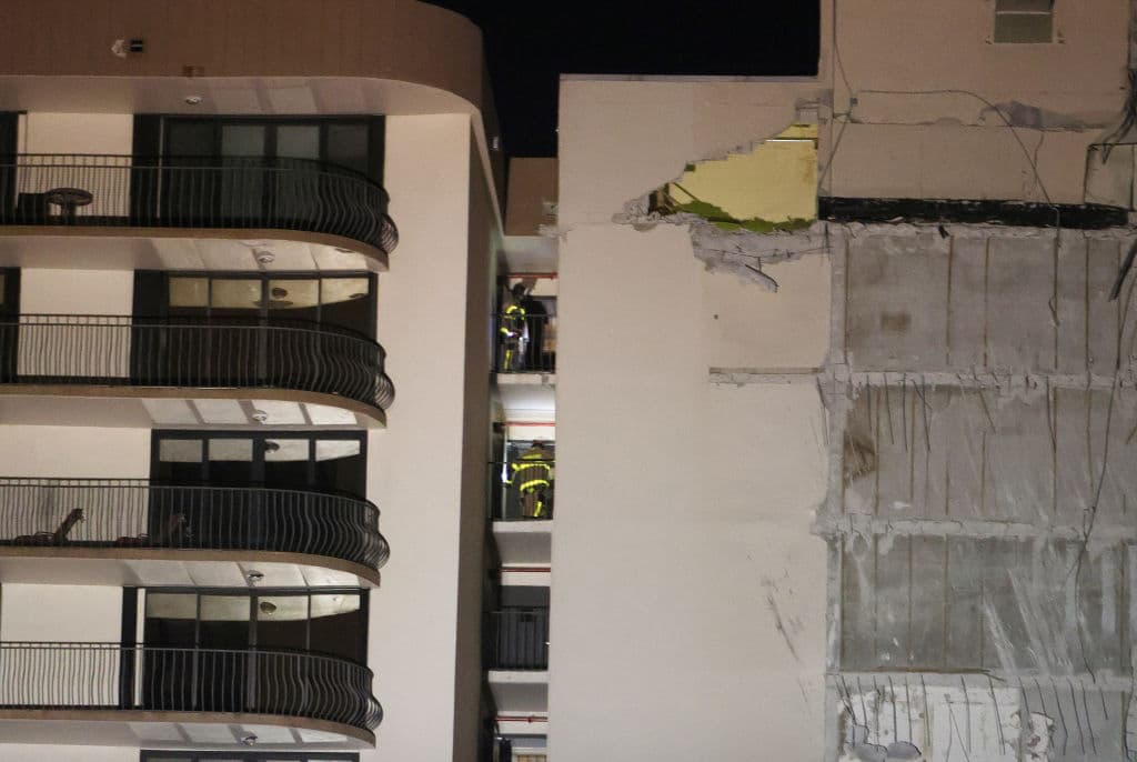 Victor Cohen, que vive cerca, dijo a la televisora WPLG que
<b> se estaba haciendo una importante renovación del edificio</b> cuando la parte que daba al mar “se derrumbó como un pancake”.