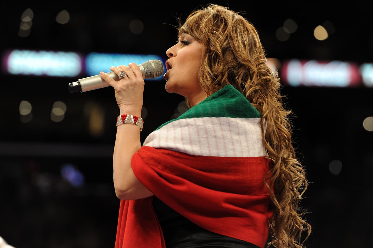 En el 2010, Jenni Rivera fue seleccionada para cantar el Himno en la pelea entre el mexicano ‘Canelo’ Álvarez y el argentino Carlos Baldomir en el Staples Center en Los Ángeles, pero los nervios parecen haberla traicionado pues 
<a href="https://www.youtube.com/watch?v=2DHXGzfxY2U ">cambió tanto la entonación como la letra</a>. En lugar de cantar “y retiemble en sus centros la tierra” ella dijo “y retiemble los centros de la tierra”. 
<br>