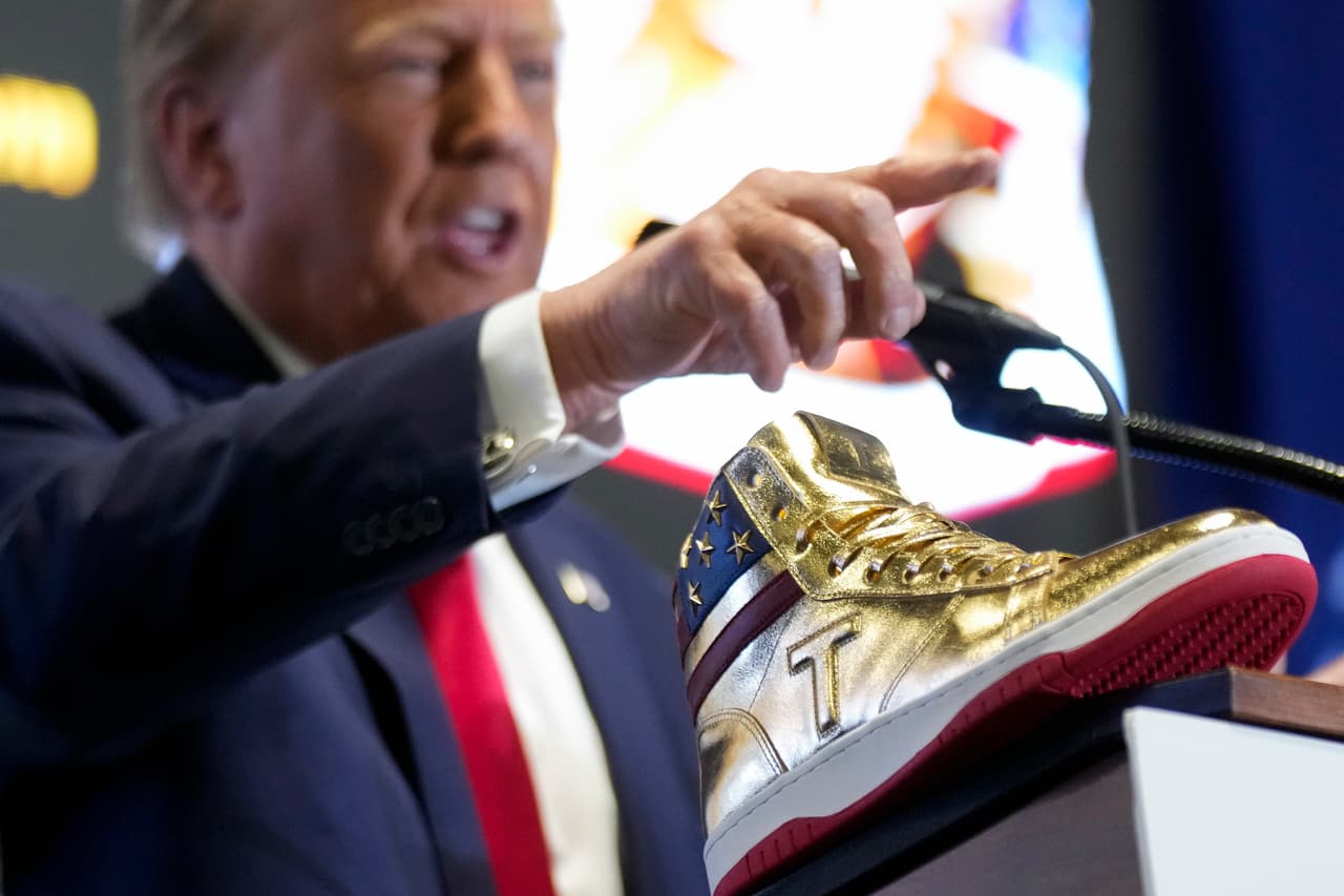 El expresidente Donald Trump apareció este sábado en el ‘Sneaker Con’ de Fildadelfia, considerado como “la mayor exposición de zapatos deportivos del mundo”.